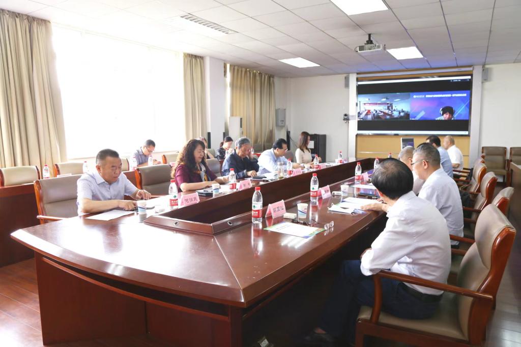 一群人在餐廳里用餐描述已自動(dòng)生成