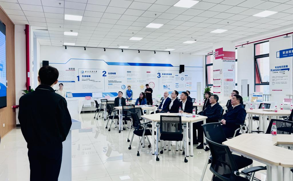 說明: 一群人站在柜臺前描述已自動生成