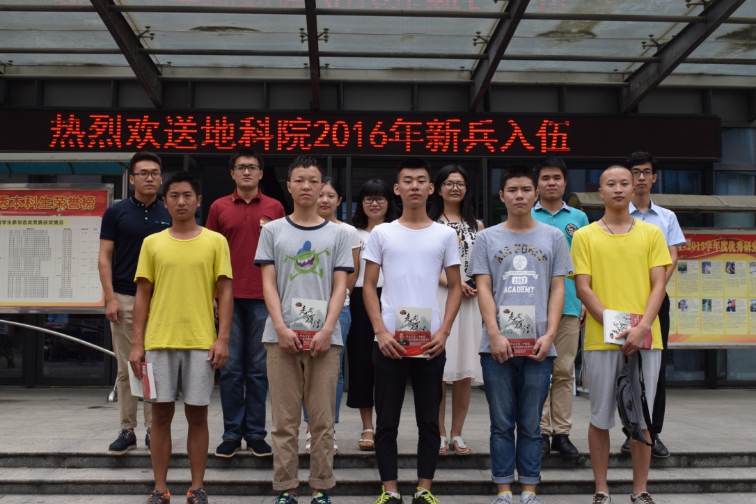 老師們與新兵代表合影