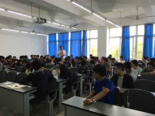 劉益華向同學們提問