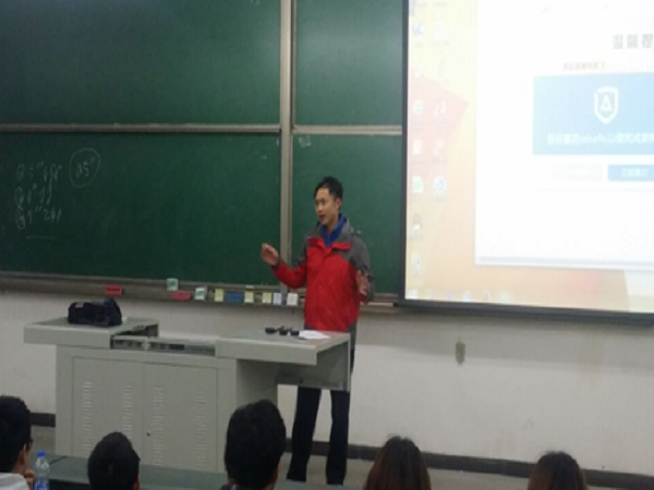 圖1:劉老師認真講解比賽規則