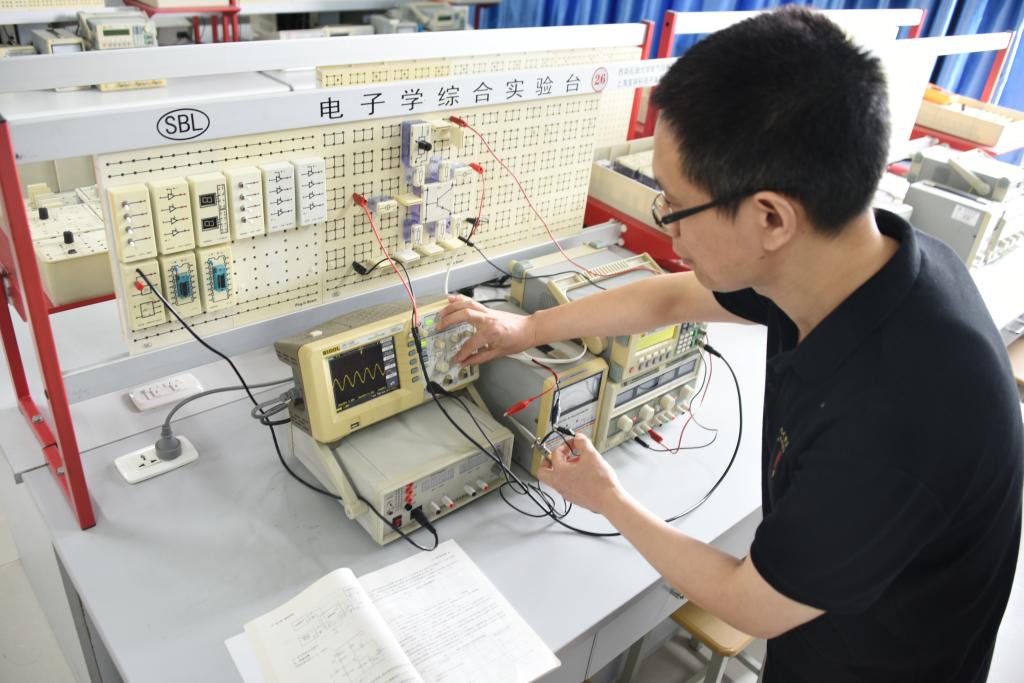 說明: https://zq.swpu.edu.cn:8443/_vsl/072D3BBCEAF7C26AC5599808AB75DE84/F1759351/16FA4