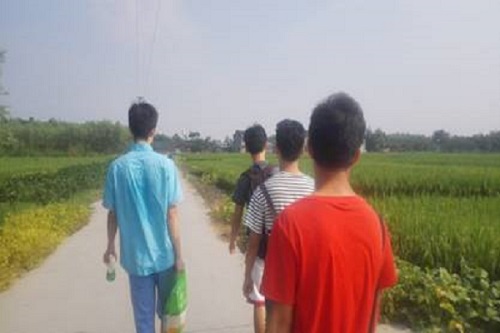 隊(duì)員們趕路