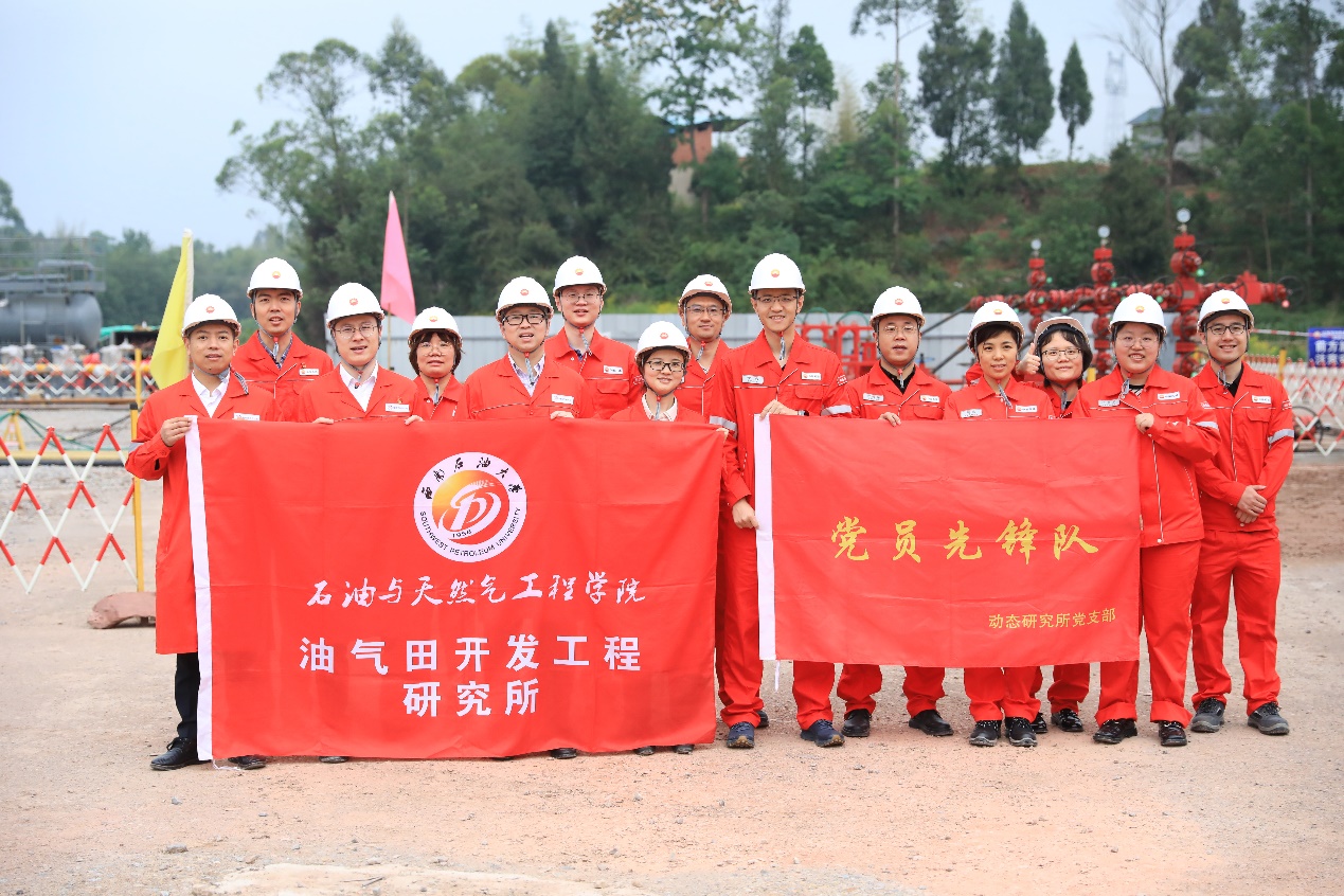 一群人站在一起合影中度可信度描述已自動生成