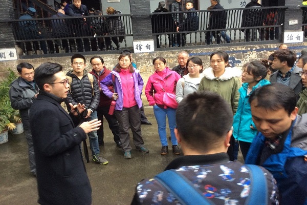 工作人員為黨支部成員講解