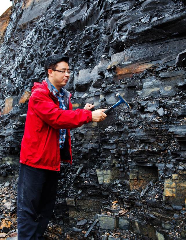 人站在巖石上的人 中度可信度描述已自動生成