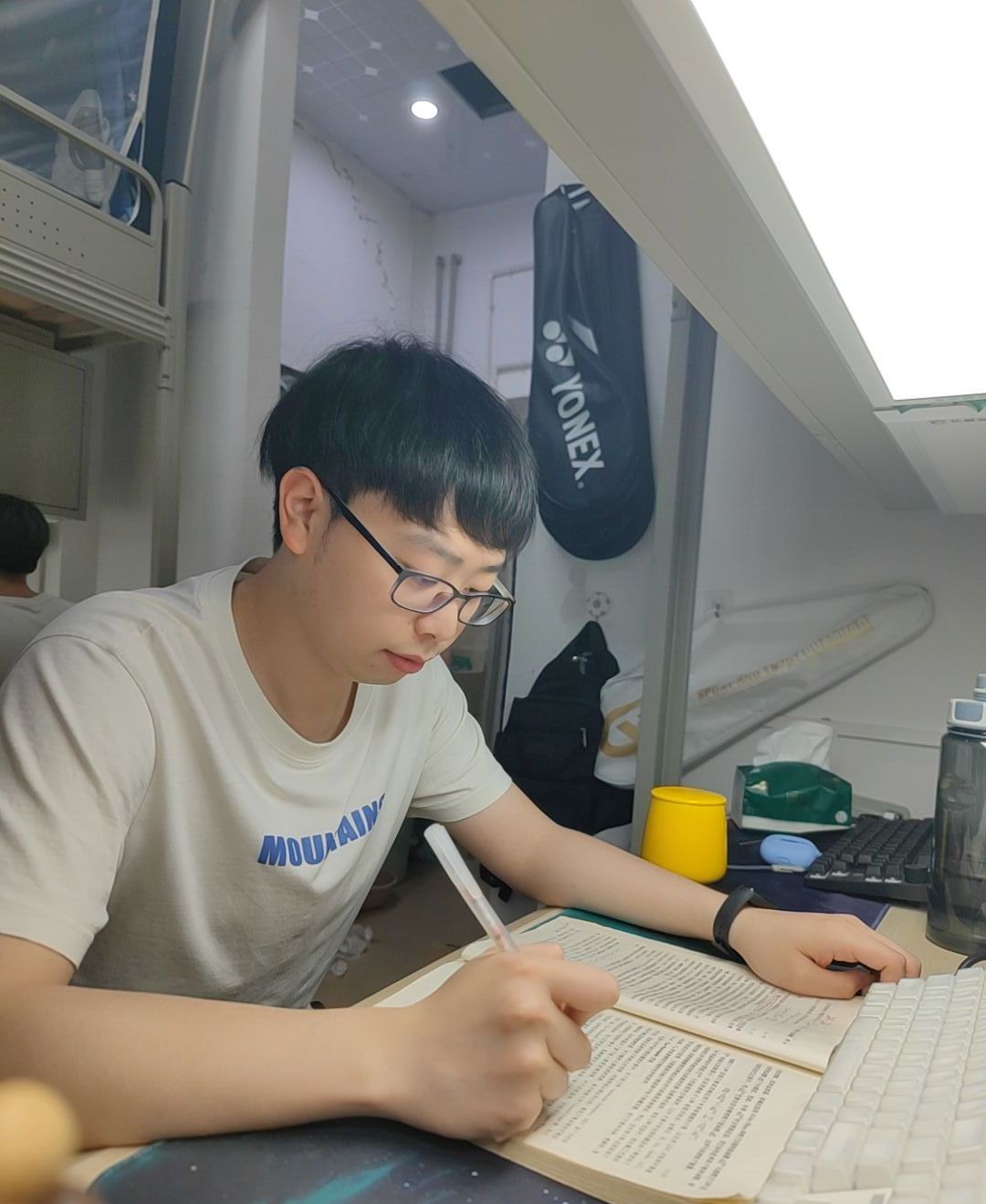 胡昊.jpg 胡昊.jpg