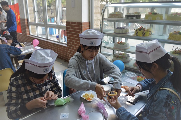 同學在認真做蛋糕