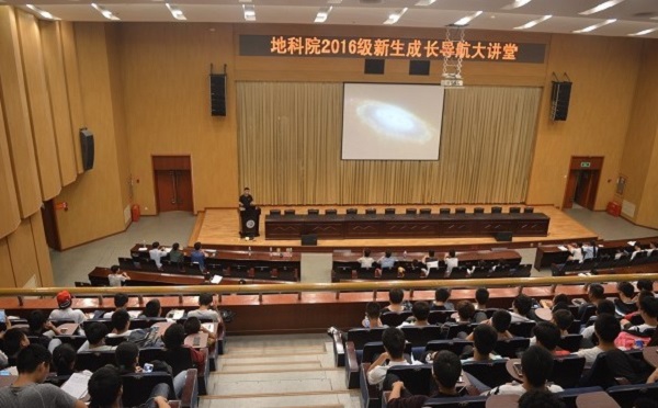 同學們認真聽講