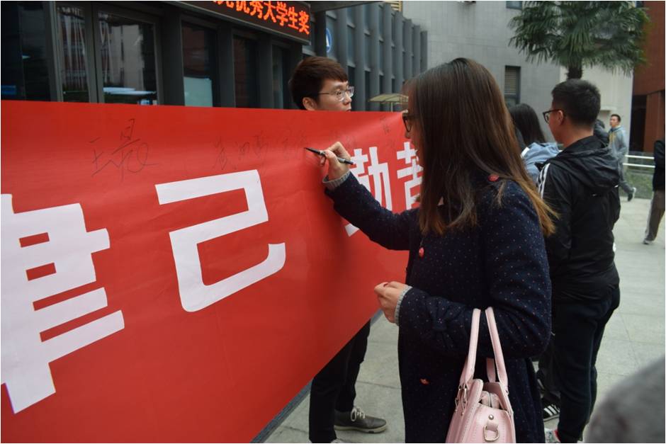 同學們積極簽名(一)