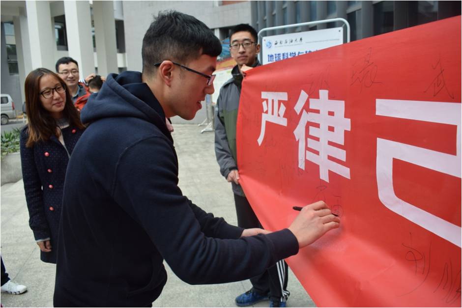 同學們積極簽名(二)