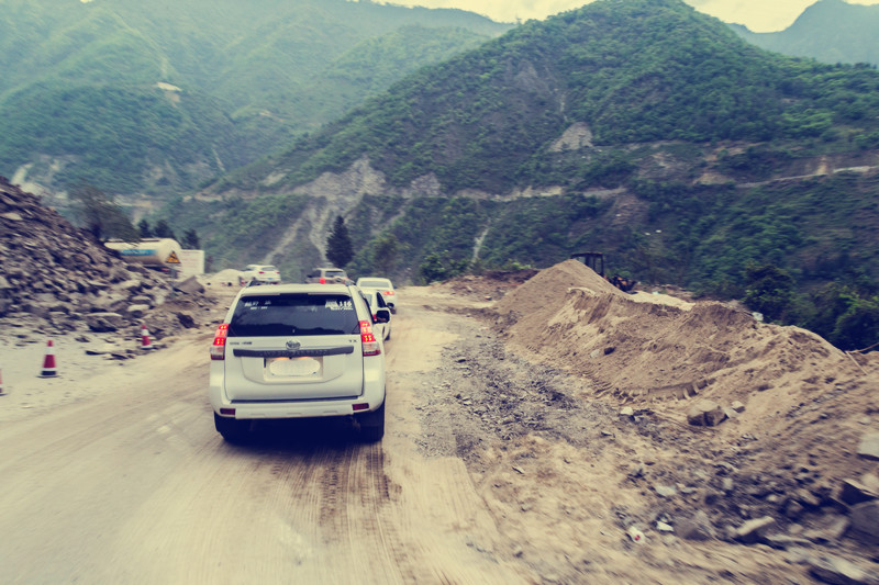 愛心車隊走在坎坷泥濘的盤山公路上