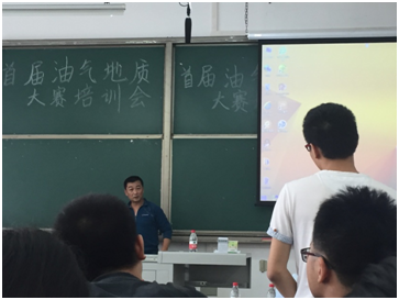 圖二、答疑現場同學們踴躍提問