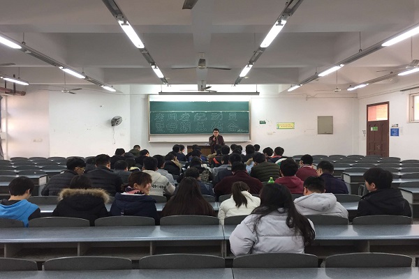 高老師正在給同學們傳達誠信考試的理念