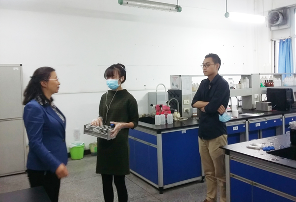學院黨委書記陳馥深入實驗室了解實驗室安全狀況