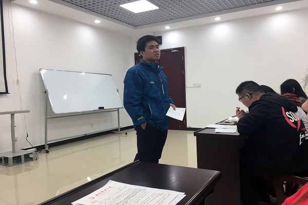 支部書記李龍珂同志總結發言