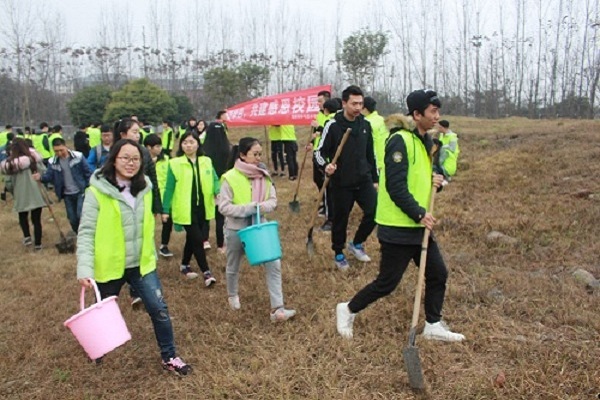 同學們一起植樹