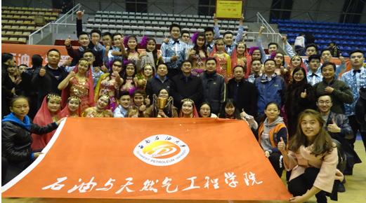 圖9:校領(lǐng)導(dǎo)與我院師生合影