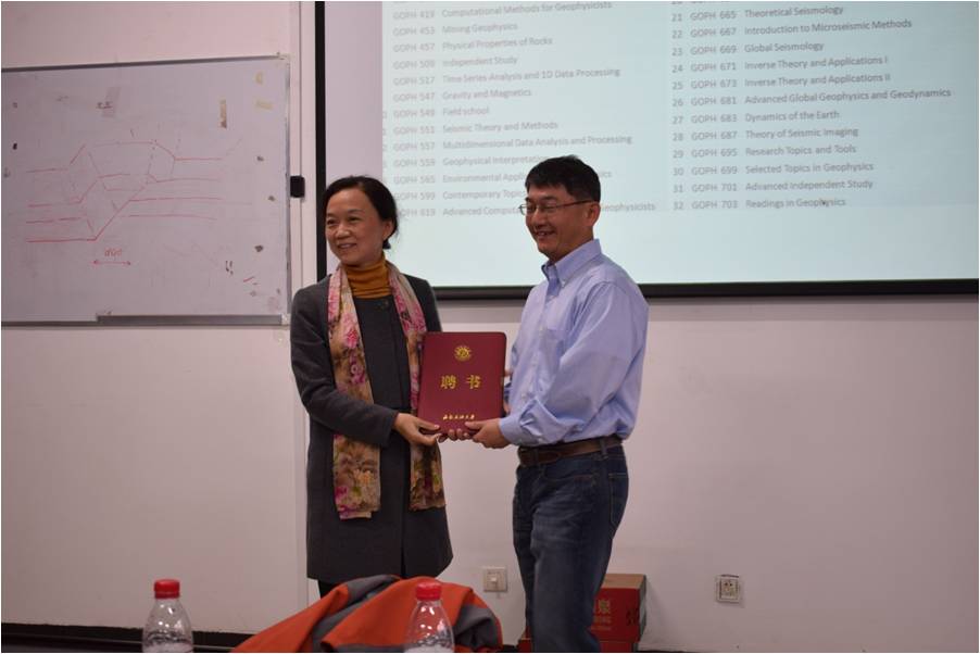 劉院長為許川東博士頒發(fā)聘書