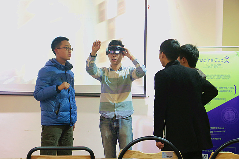 同學(xué)們體驗全息眼鏡