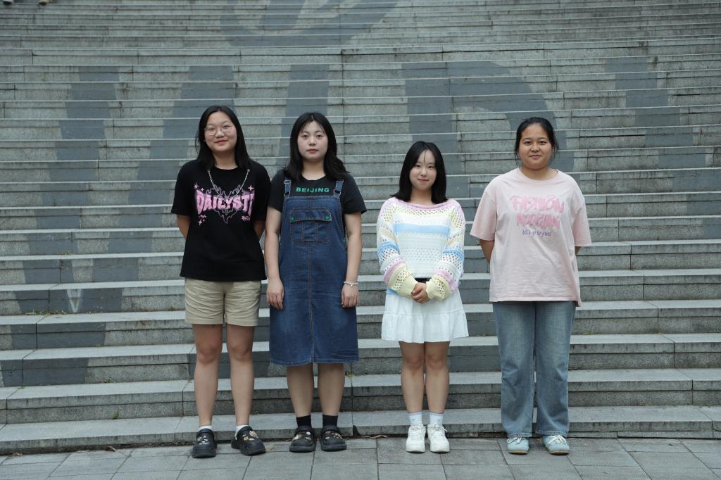 女生寢室合照從左到右為羅霞,曾雨、張菁芮、楊靜.JPG 女生寢室合照從左到右為羅霞,曾雨、張菁芮、楊靜.JPG