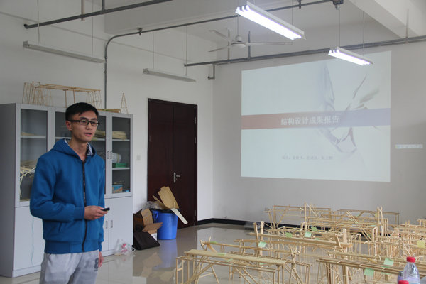 參賽選手進行PPT展示