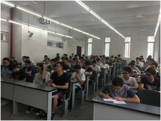 會場同學們認真聽講
