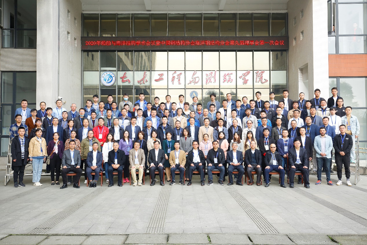 一群人在廣場上描述已自動生成