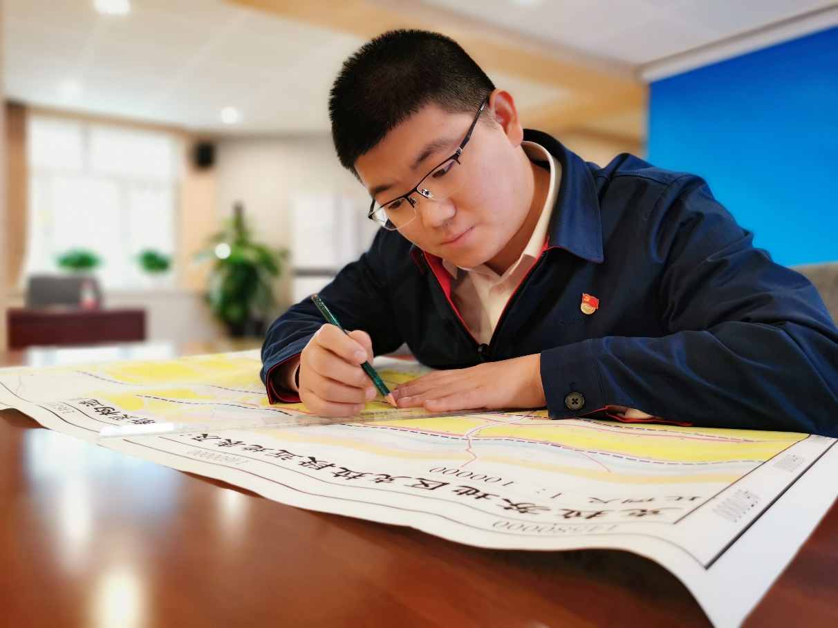 說明: C:\Users\Administrator\Desktop\朱松柏基本情況及主要事跡-2010級資源勘查工程專業(yè)本科畢業(yè)\朱松柏基本情況及主要事跡-2010級資源勘查工程專業(yè)本科畢業(yè)\朱松柏工作照1.jpg