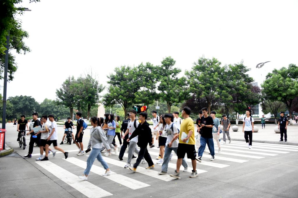 說明: https://zq.swpu.edu.cn:8443/_vsl/273F791AD7FAD64B31F3277DDC9BE7E1/6E82683F/1BF61