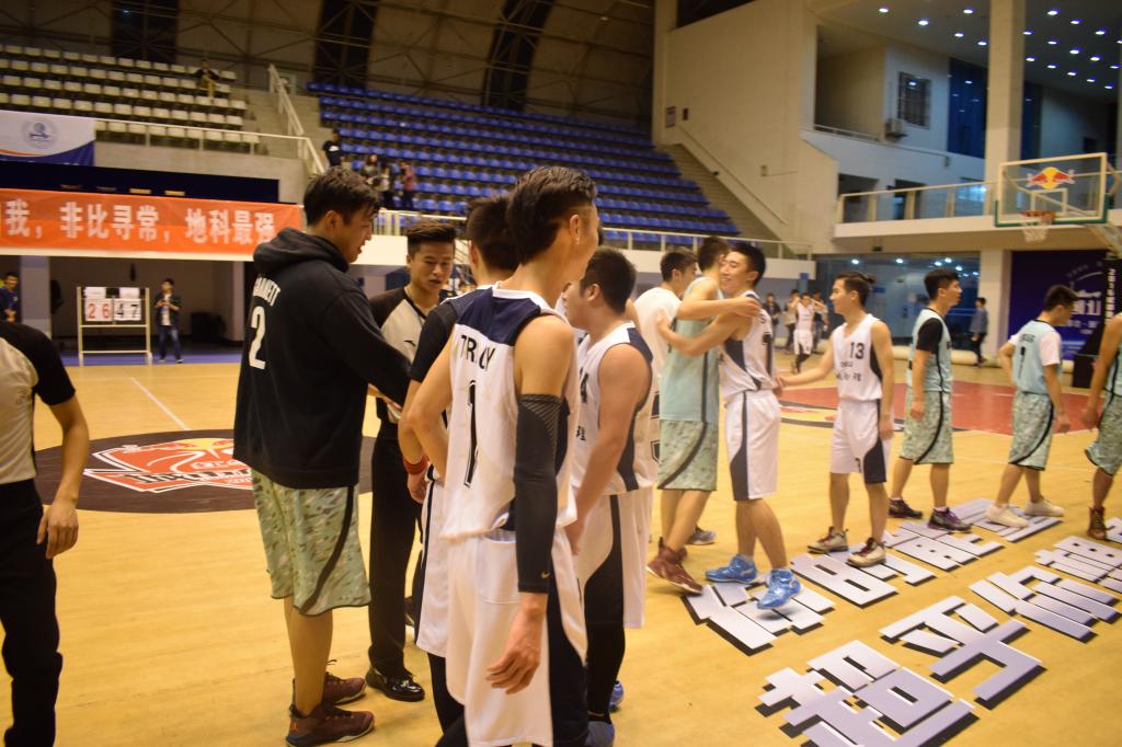 雙方球員互相表示友好