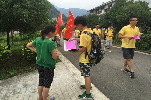 隊員正在為村民講解中華人民共和國自然保護(hù)區(qū)條例