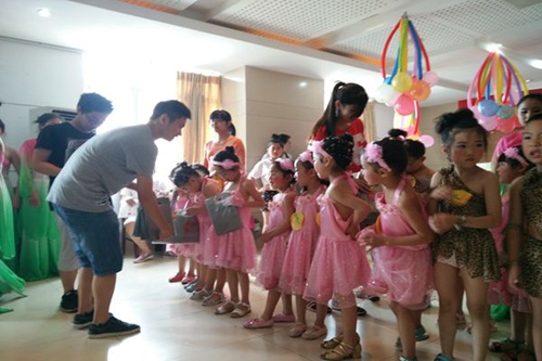 六·一 兒童節給孩子們送禮物