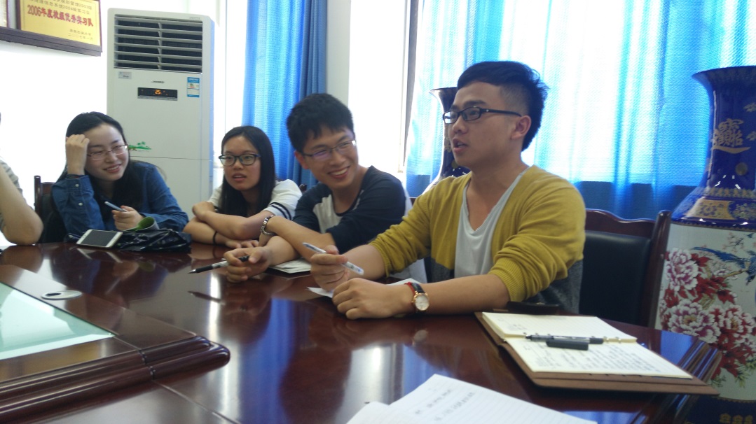 同學(xué)們積極提問(wèn)