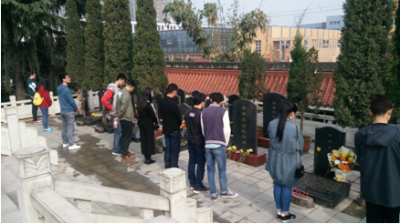 成員瞻仰先烈事跡