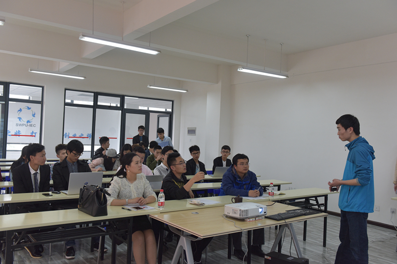 評(píng)委點(diǎn)評(píng)情景