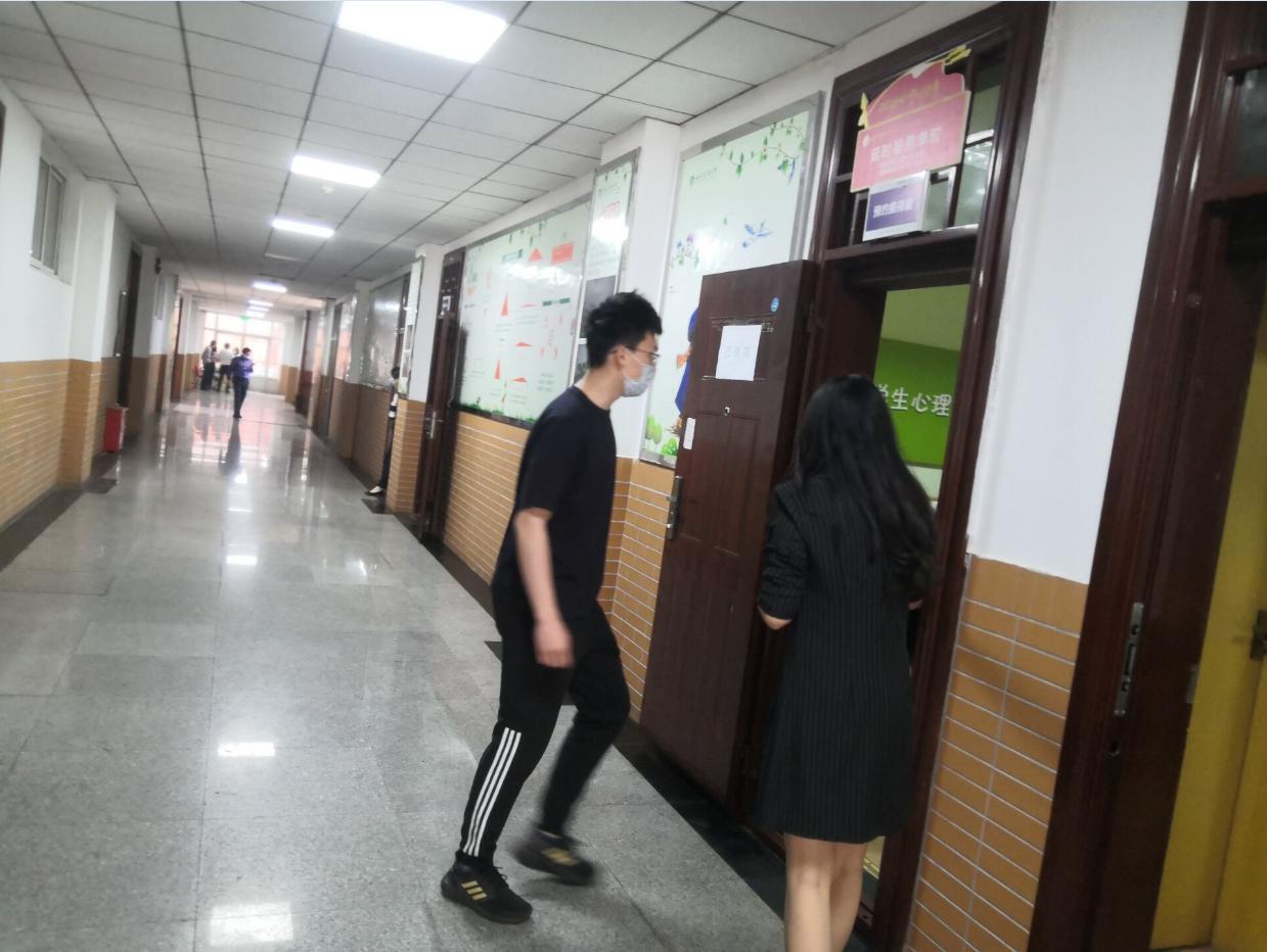 咨詢學(xué)生在接待員引導(dǎo)下進入咨詢室.jpg 咨詢學(xué)生在接待員引導(dǎo)下進入咨詢室.jpg