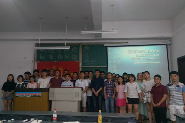 隊員與李陽老師合影留念