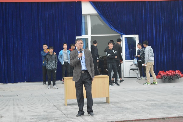 體育學院黨總支書記彭小華宣布閉幕