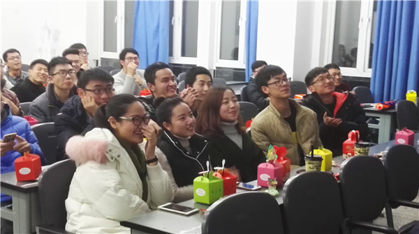 同學們觀看四川方言視頻