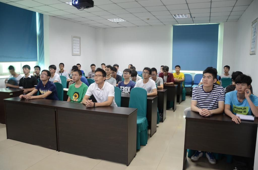 同學們認真聆聽講座