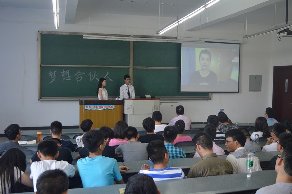 未能到場的學長發了的祝福視頻