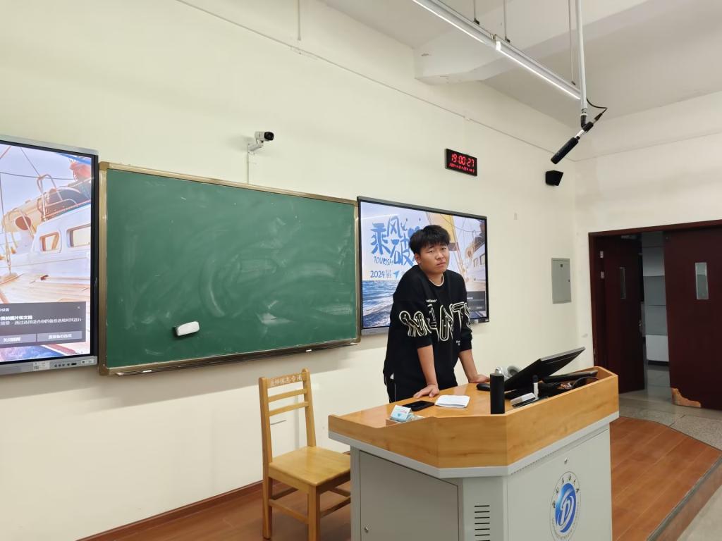 男人站在房間里中度可信度描述已自動(dòng)生成