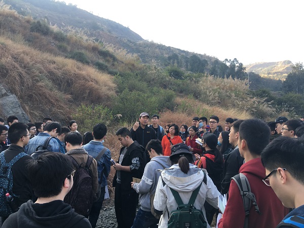 同學們在野外認真記錄老師傳授的知識和經驗