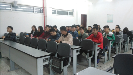 圖2.支部成員認真學習文件精神