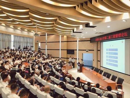 圖片包含 室內, 天花板, 大廳, 餐桌描述已自動生成