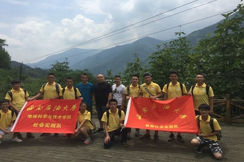 保護(hù)區(qū)入口處合影