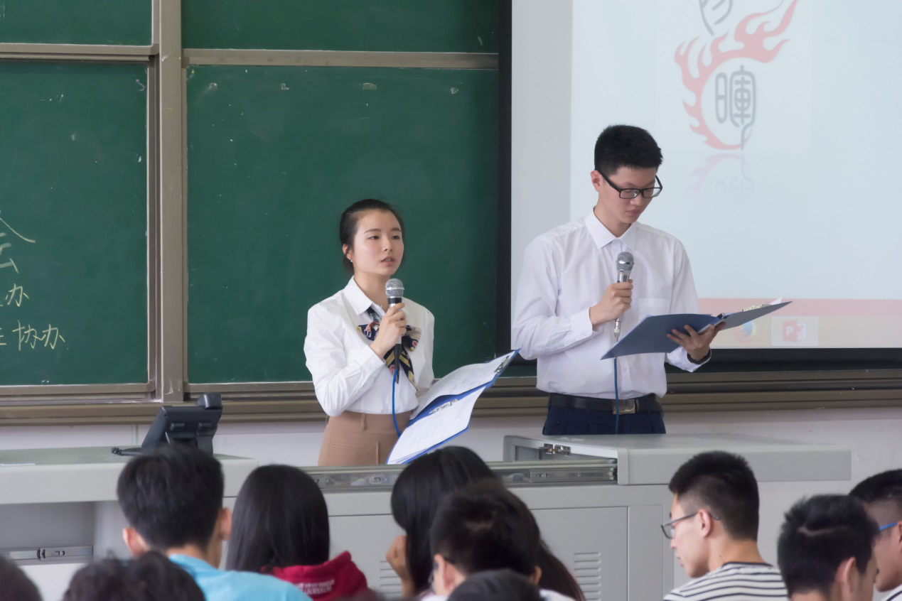 主持人深情朗誦詩歌