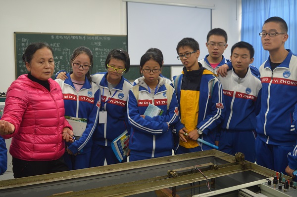 老師帶領同學們參觀實驗室(二)