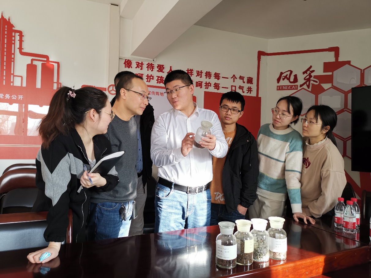 說明: C:\Users\Administrator\Desktop\朱松柏基本情況及主要事跡-2010級資源勘查工程專業(yè)本科畢業(yè)\朱松柏基本情況及主要事跡-2010級資源勘查工程專業(yè)本科畢業(yè)\朱松柏工作照3.jpg